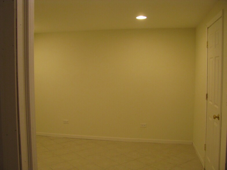 Building Photo - 357 Waterbury Dr