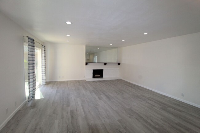 Building Photo - Remodeled Ventura Keys Duplex