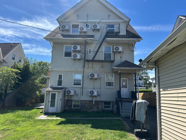 Building Photo - New Rochelle Fully Furnished Beauty