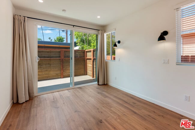 Building Photo - 1405 N Coronado St