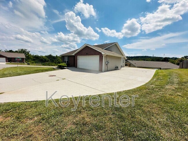Building Photo - 5330 Blue Star Dr