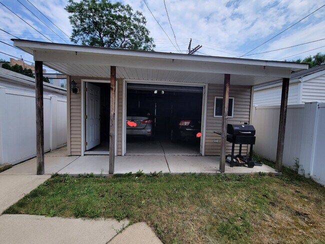 Building Photo - 3363 S Indiana Ave