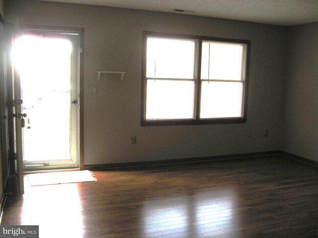 Building Photo - 104 Covington Ln