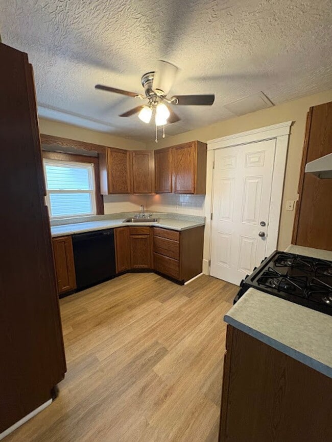 Building Photo - 3 Bedroom 1 Bathroom Home Ready to Rent!