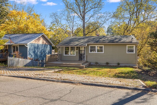 Building Photo - Bright 3-Bedroom in West Asheville with Fe...