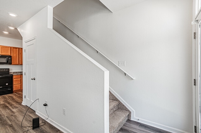 Building Photo - 1047 Oak Cir