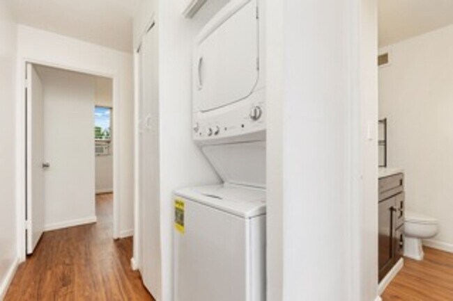 Building Photo - Move-In Ready Salt Lake Condo – Freshly Up...