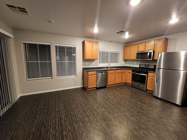 Building Photo - Fantastic 3bed/2.5 bath in Southwest ready for immediate move-in! Make the Move for Less: $500 Of...