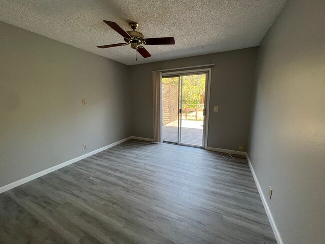 Building Photo - Newly Updated 4/2 Home! Remodeled Bathroom...