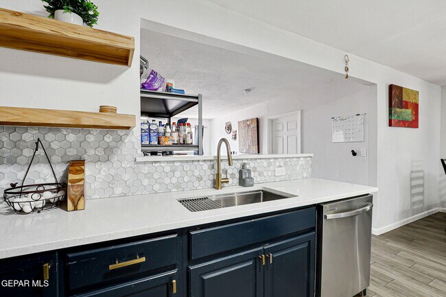 Building Photo - 9128 Diana Dr