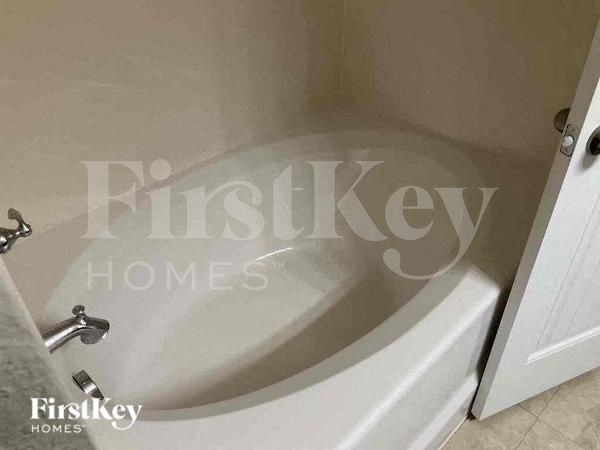 Building Photo - 664 River Garden Dr