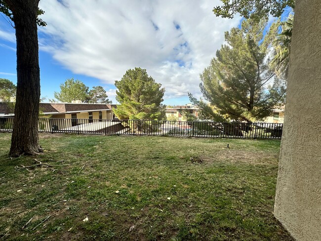 Building Photo - 425 Irondale Dr