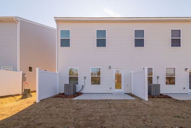 Building Photo - Beautiful Brand New 3 Bedroom 2.5 Bath Townhome in Hickory Glen!
