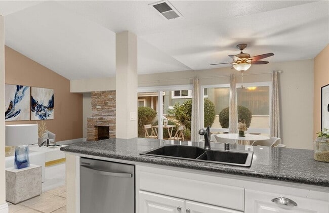 Building Photo - Sophisticated Space Designed for Comfort