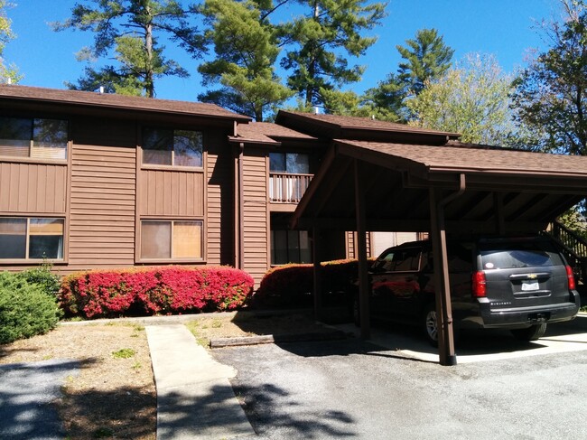 Front/Carport - 550 Courtwood Ln