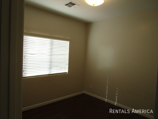 Building Photo - Desirable Rovey Farm Estates in Glendale l...