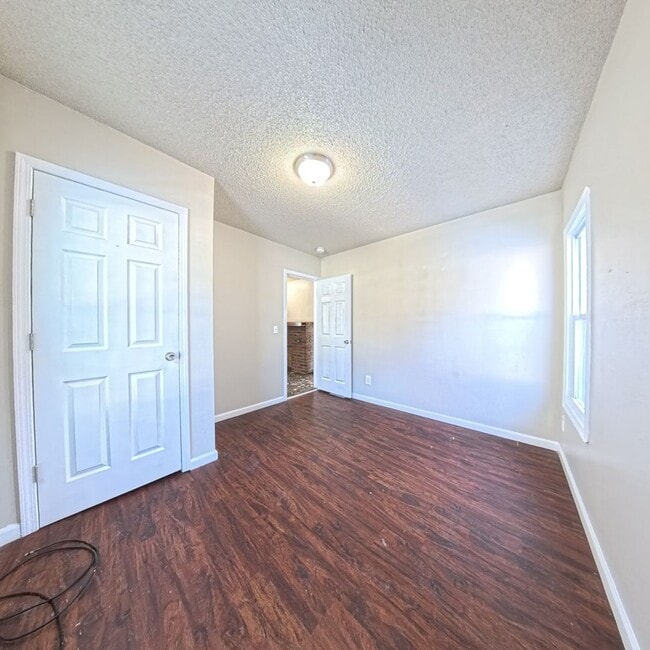 Building Photo - Spacious 2 Bedroom 2 Bath Home