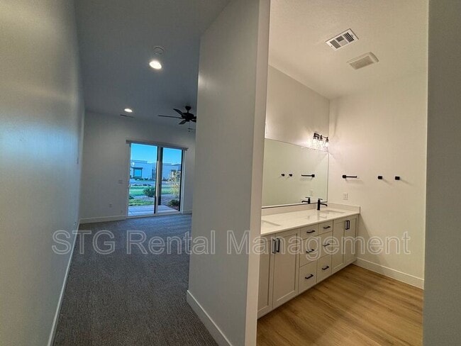 Building Photo - 2916 E Snowberry Dr