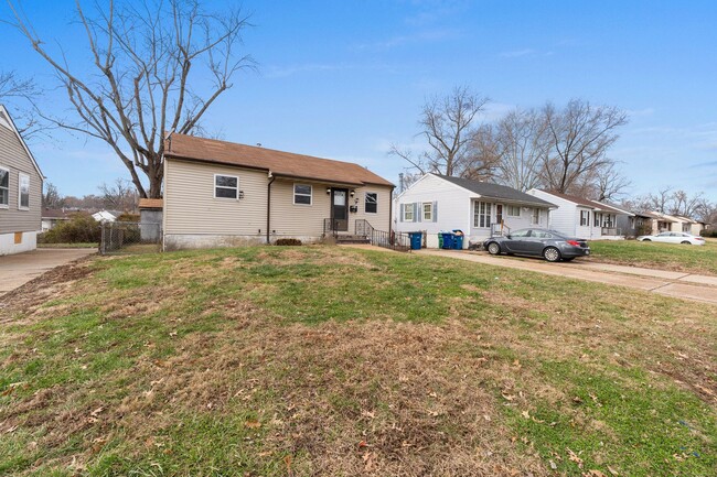 Building Photo - Accepting Section 8! Comfortable 3 bedroom...