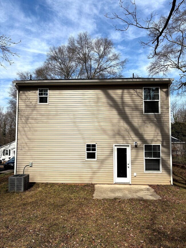 Building Photo - Beautiful 3BR 2.5BA Home w/ Full Appliance Kitchen • Garage Parking in Shelby