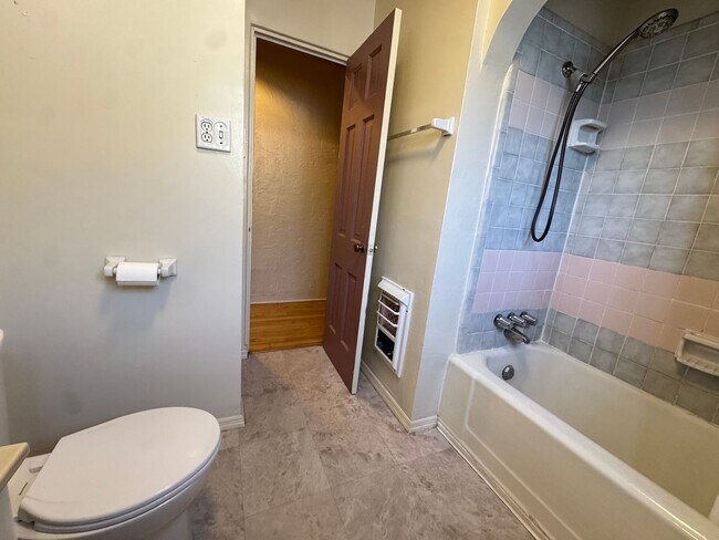 Building Photo - Stunning Nob Hill Bungalow!