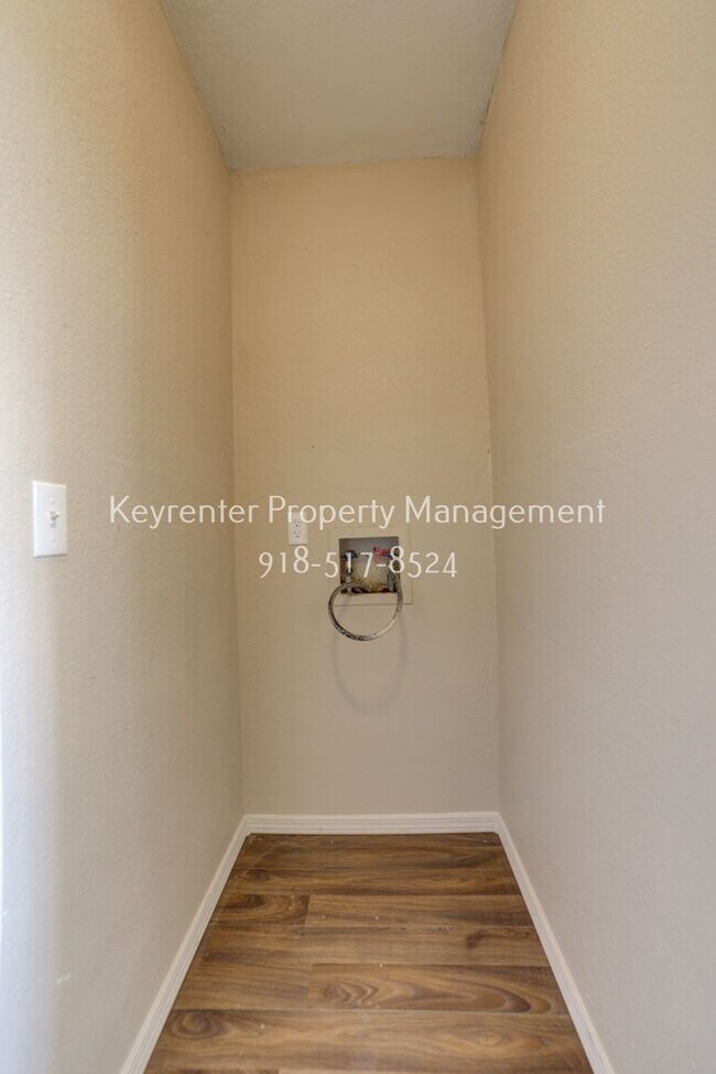Building Photo - 8041-8041 S 79th E Ave