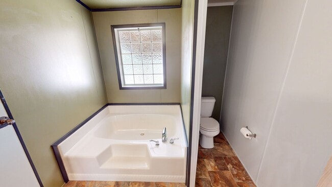 Building Photo - Unfurnished 2 bedroom home with large yard