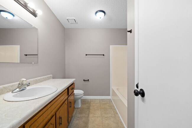 Building Photo - 405 Cook Dr