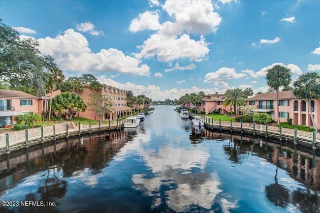 Primary Photo - This beautifully remodeled 2 bedroom, 2 ba...
