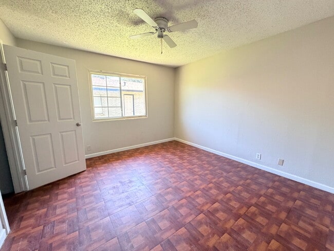 Building Photo - Fouplex 2 bedroom unit ready to move in in Castle Hill!