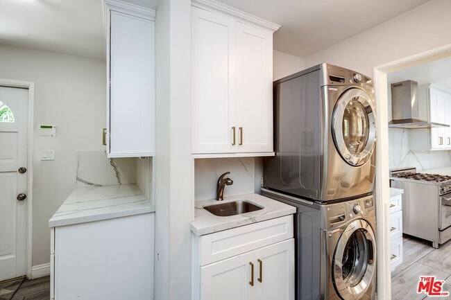 Building Photo - 1210 S Bedford Dr