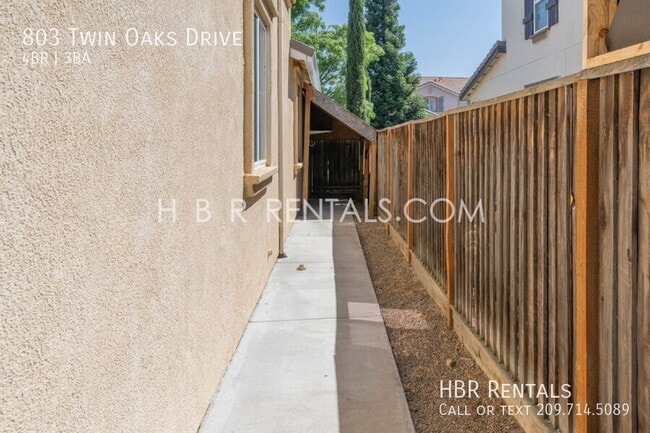 Building Photo - 803 Twin Oaks Dr
