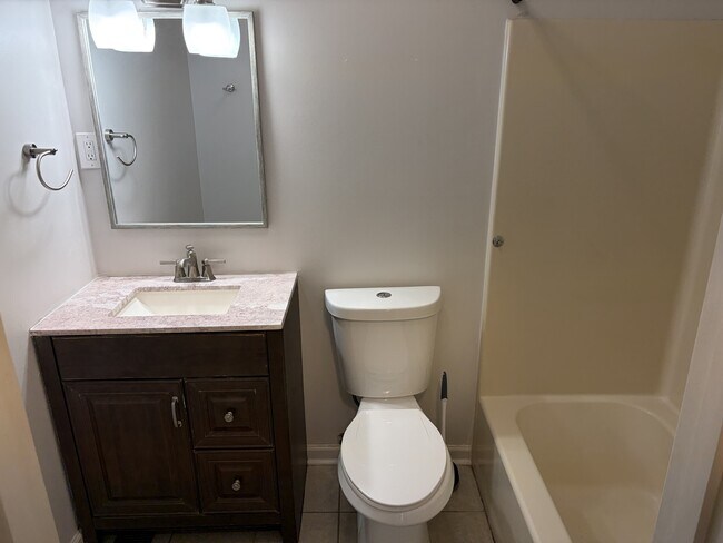 Building Photo - 409 Cloverleaf Dr