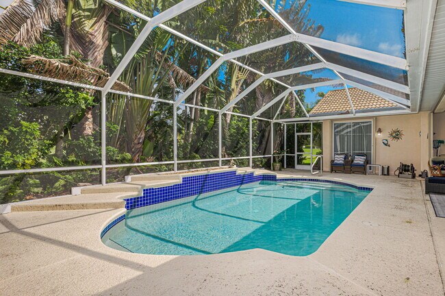 Building Photo - 1736 SW Mockingbird Dr