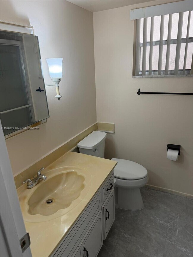 Building Photo - 410 SE 2nd St