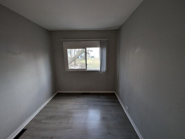 Building Photo - 2-Bedroom, 1-Bathroom Home – $1,150/Month | Accepting Section 8