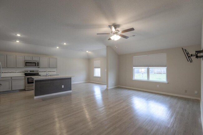 Building Photo - 8004 SE 6th St