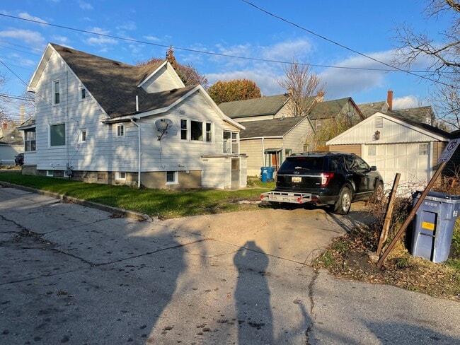 Building Photo - Lovely 4 Bedroom John Ball Park