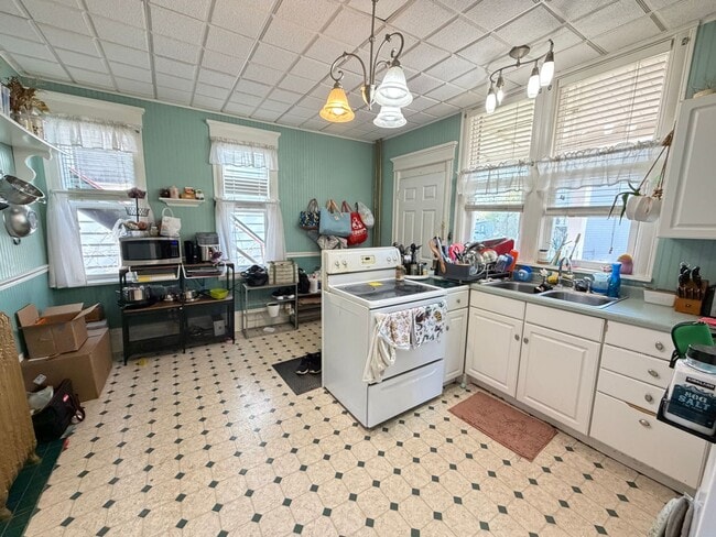 Building Photo - 1st Floor 2 Bedroom Apartment w/ Private Basement - Available July 1st
