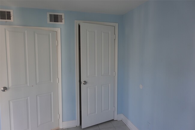 Building Photo - 1102 Winnie St