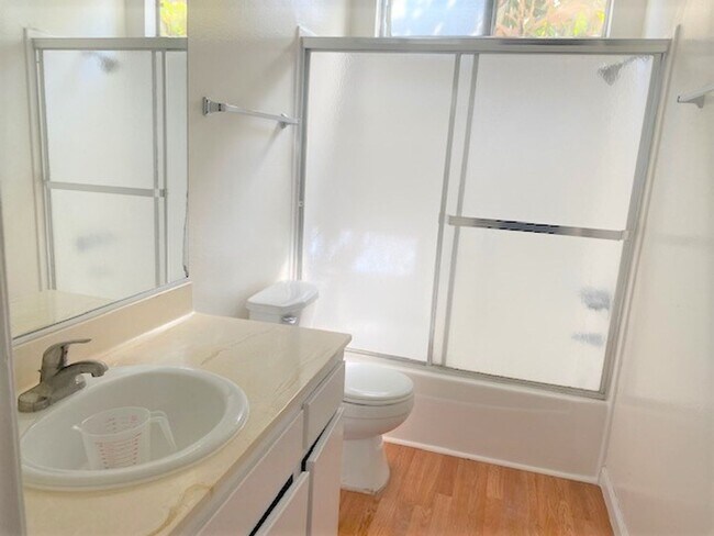 Building Photo - Charming 1-Bedroom Apartment Located in Va...