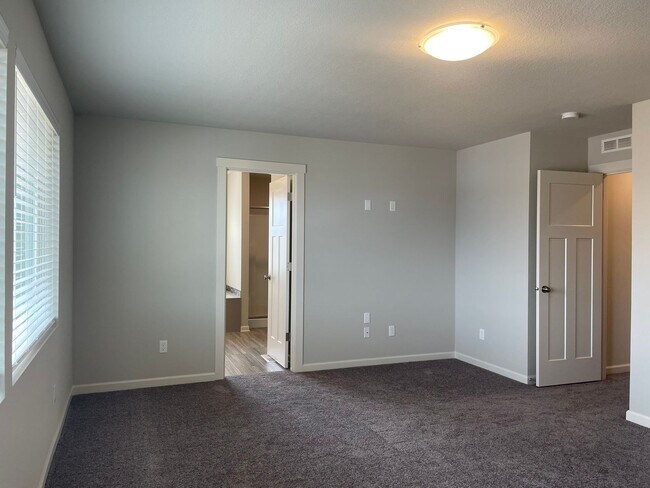 Building Photo - 4 Bed 2.5 Bath Home! Located near the Ridgefield Outdoor Recreation Center, equestrian facilities...