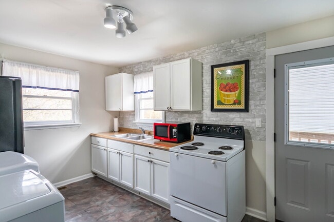 Building Photo - Furnished, All Inclusive Mid-term Lease!