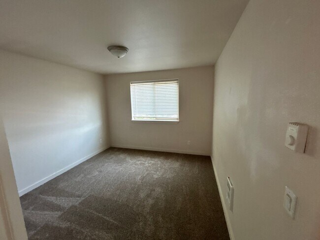 Building Photo - 2236 SW Reindeer Ave