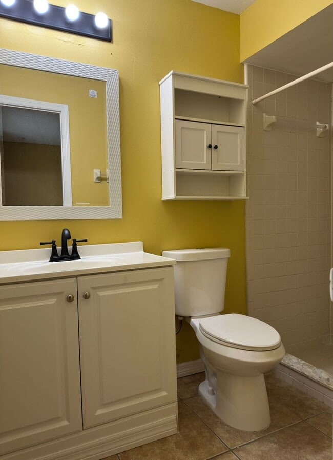 Building Photo - Spacious 3/2 Town Home in Meadow Woods.  A...