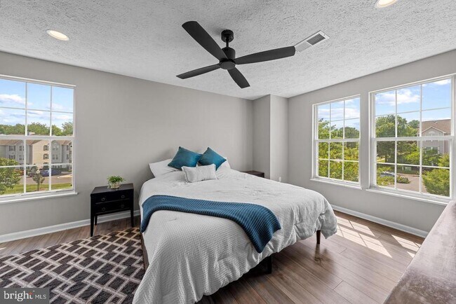 Building Photo - 5601 Avonshire Pl