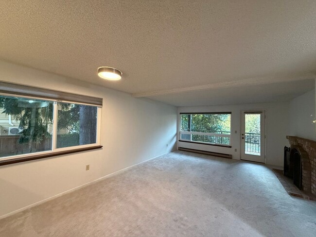 Building Photo - Lovely 2-Bedroom End Unit Condo in Cedarwo...