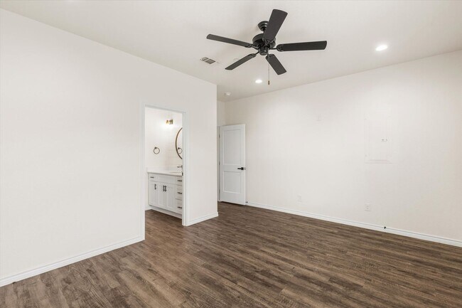 Building Photo - 1402 Courtney Pl