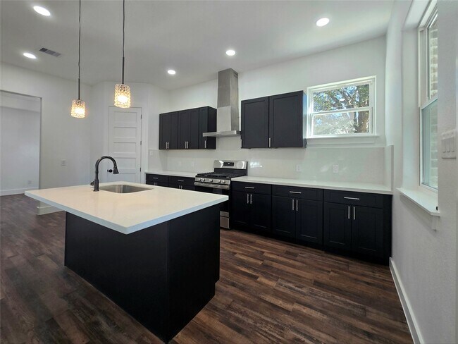 Building Photo - 14811 Wallach Dr