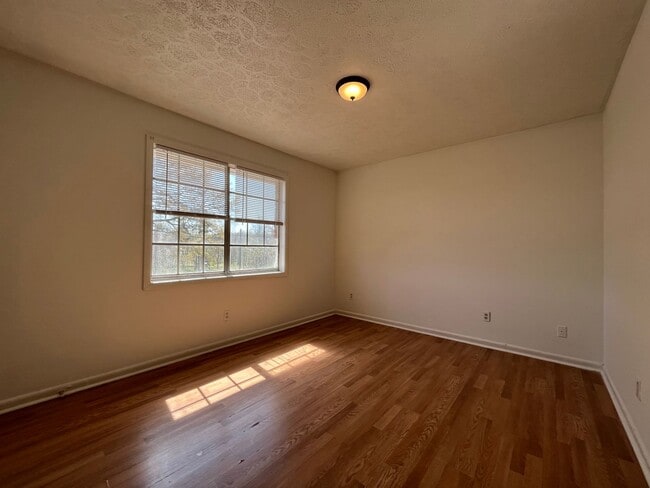 Building Photo - OPEN HOUSE: Spacious 2bd/1ba Across from Buford High School!